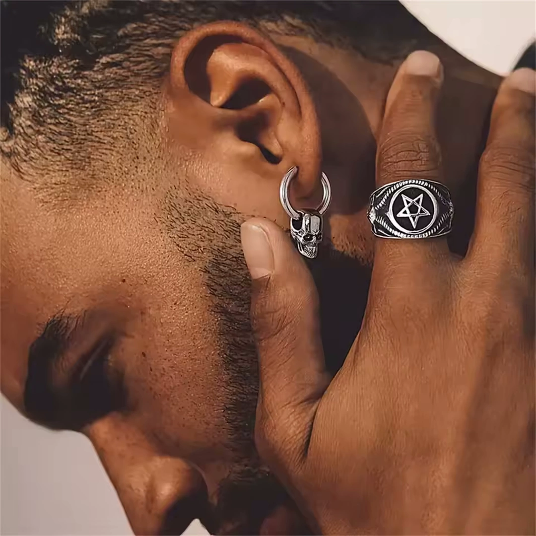 Boucles d’Oreilles Homme Gothiques Punk – Créoles Tête de Mort en Acier – Image 7