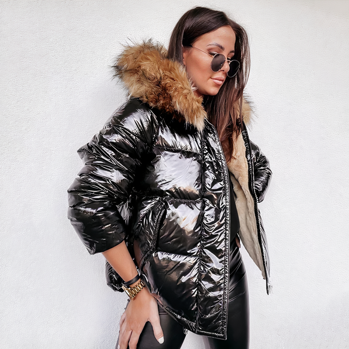 Doudoune noir brillant à capuche fourrure pour femme – Image 3